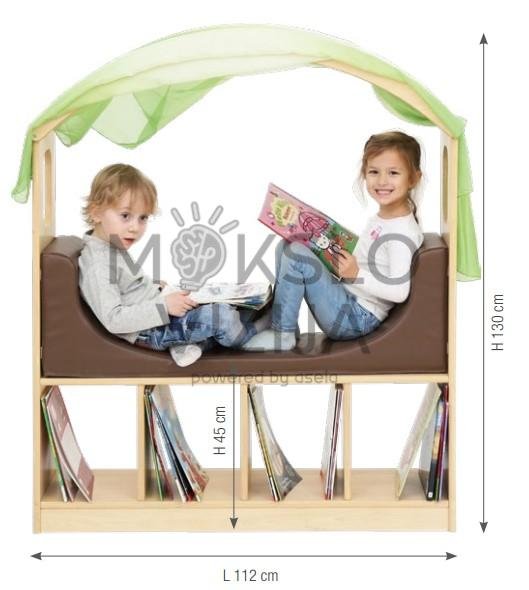 Medinis skaitymo baldas su integruota sofa ir lentynomis knygoms šviesioje patalpoje