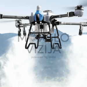 Dronas purškiantis pasėlius virš lauko su stipriu purškimo srautu