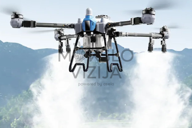 Dronas purškiantis pasėlius virš lauko su stipriu purškimo srautu