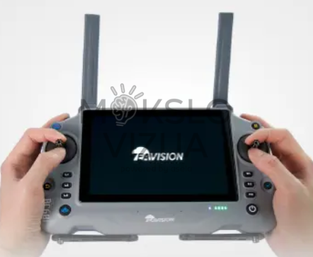 Drono valdymo pultas su dideliu ekranu ir valdymo svirtimis rankose