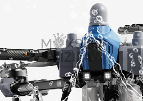 Dronas su vandens apsauga apipurkštas vandeniu demonstracinėje aplinkoje