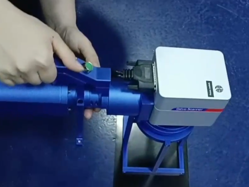 Rankinė pluoštinio lazerio žymėjimo galvutė skirta metalo graviravimui, serijos numerių ir QR kodų žymėjimui ant pramoninių detalių