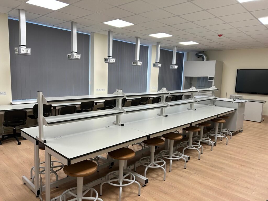 Naujai įrengta biologijos ir chemijos laboratorija su mokinių darbo vietomis ir laboratoriniais baldais