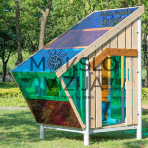 Daugiaspalvis lauko žaidimų namelis iš medžio ir spalvotų polikarbonato plokščių žalioje aplinkoje