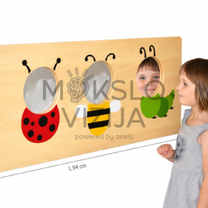 Vaikas žiūri į sieninį medinį elementą su trimis vabzdžių formos veidrodžiais (boružė, bitė, vikšras), matmenys 94 x 40 cm