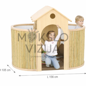 Vaikai žaidžia mediniame vidaus žaidimų namelyje su bambuko sienelėmis, skaidria galine dalimi ir matmenimis 156 x 105 x 110 cm
