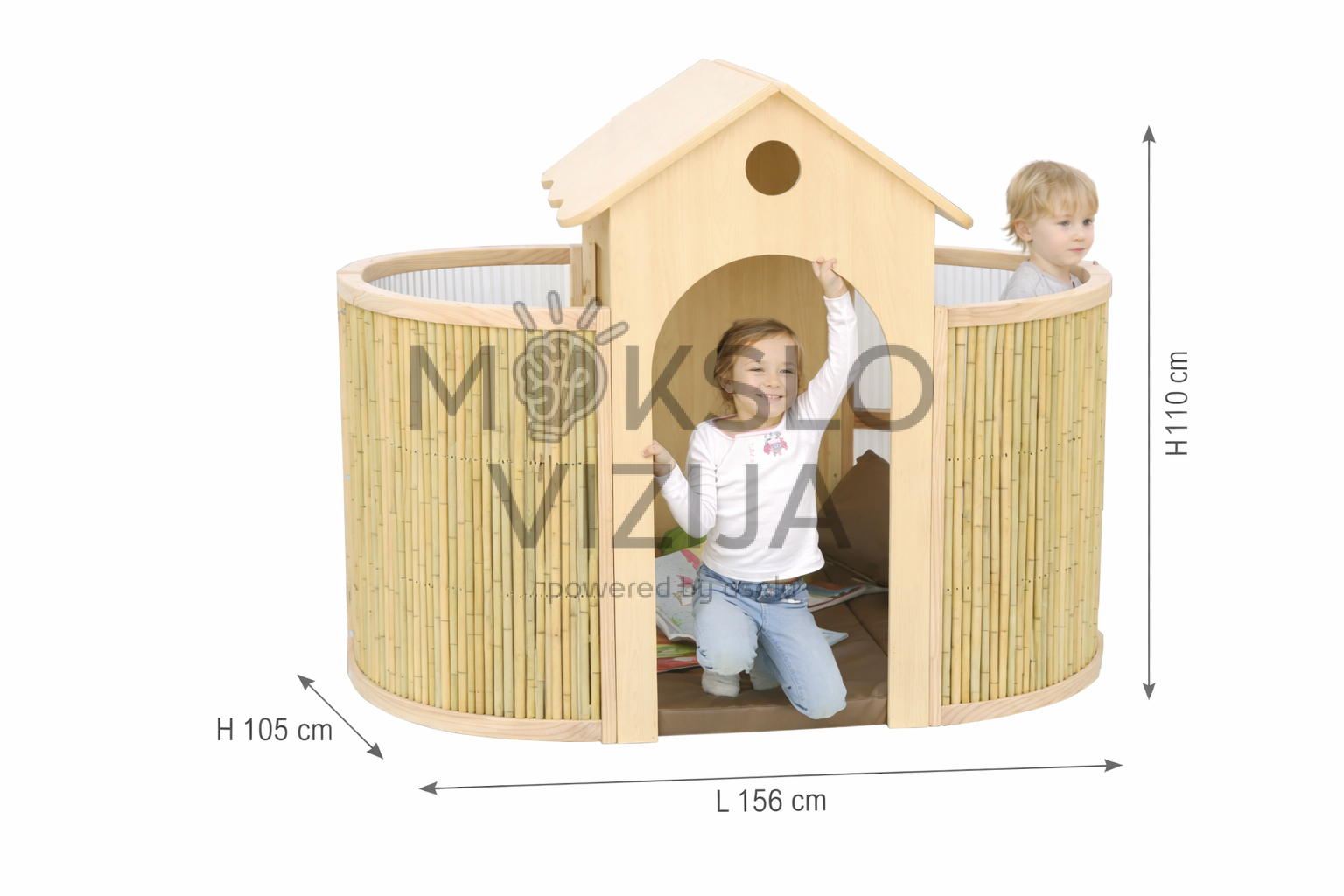 Vaikai žaidžia mediniame vidaus žaidimų namelyje su bambuko sienelėmis, skaidria galine dalimi ir matmenimis 156 x 105 x 110 cm