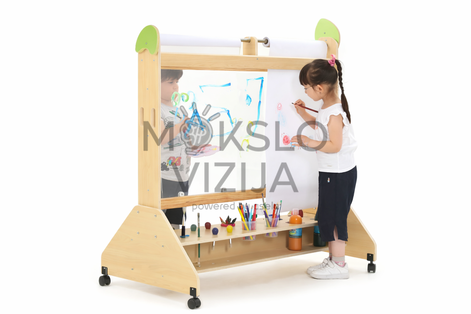 Vaikai piešia ant mobilios piešimo lentos su skaidriu paviršiumi ir popieriumi