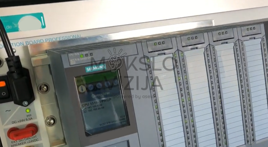 plc valdiklis su moduliais ir ekranu pramoninės automatikos sistemoms