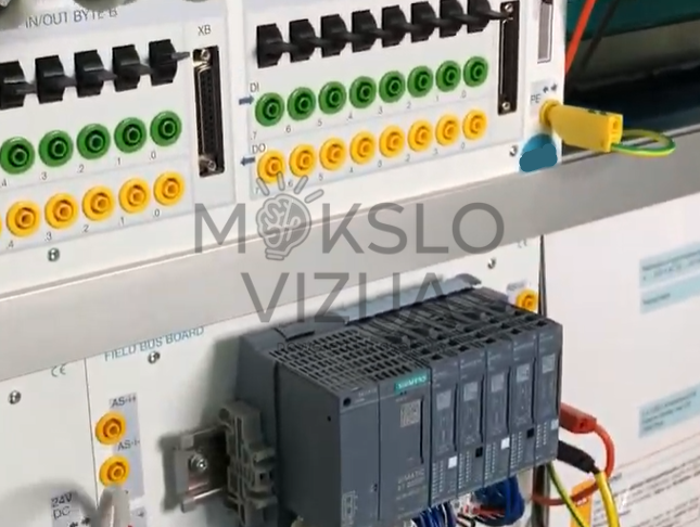 plc valdymo sistema su di do moduliais ir jungtimis pramoninės automatikos mokymams
