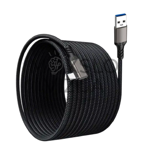 juodas USB kabelis su sustiprinta izoliacija ir metaliniais antgaliais