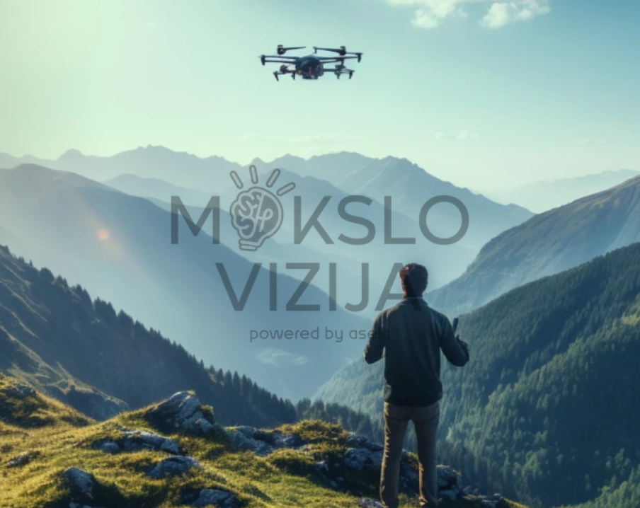 dronas skrenda virš kalnų su operatoriumi apačioje