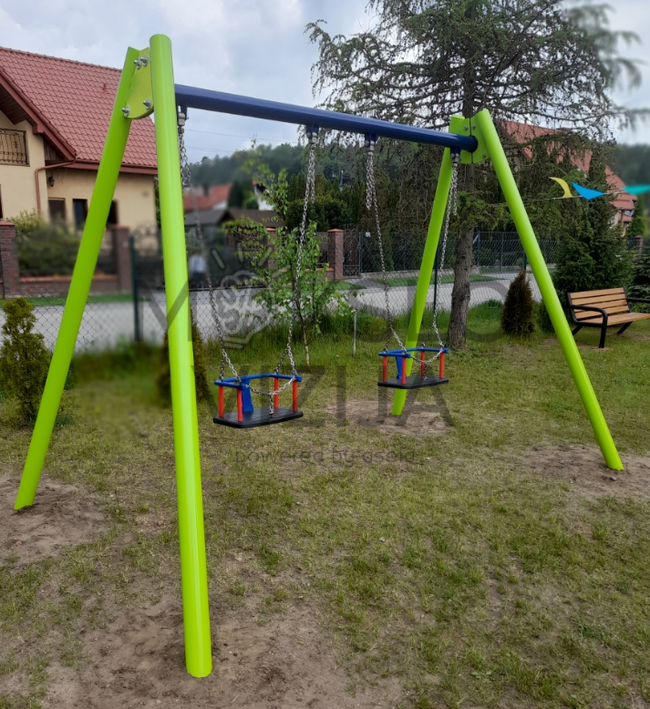 Dvivietės metalinės lauko sūpynės su dviem guminėmis sėdynėmis vaikų žaidimų aikštelei.