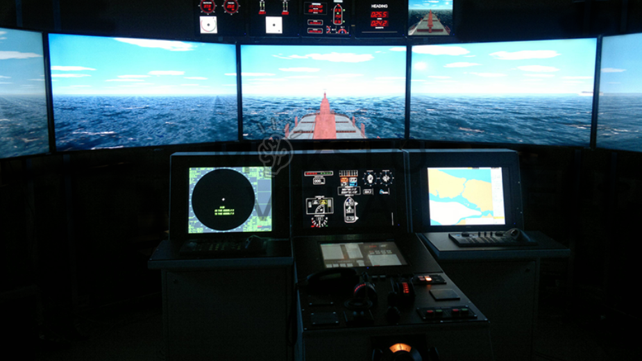 Pilno masto laivo navigacinio tiltelio simuliatorius su kelių kanalų vizualizacija, radaru, ECDIS ir laivo valdymo sistemomis.