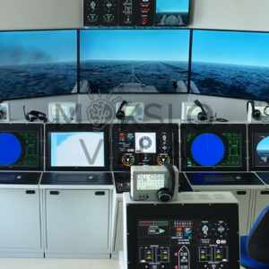 Jūrinės navigacijos simuliatorius su panoraminiais ekranais, radarų sistemomis ir elektroniniais navigaciniais žemėlapiais.