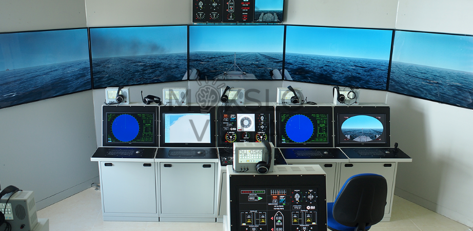 Jūrinės navigacijos simuliatorius su panoraminiais ekranais, radarų sistemomis ir elektroniniais navigaciniais žemėlapiais.