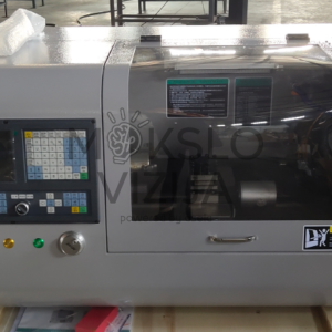 Kompaktiškos mokomosios CNC tekinimo staklės su apsauginiu gaubtu ir Siemens valdymo sistema.