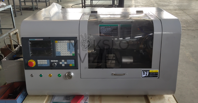 Kompaktiškos mokomosios CNC tekinimo staklės su apsauginiu gaubtu ir Siemens valdymo sistema.