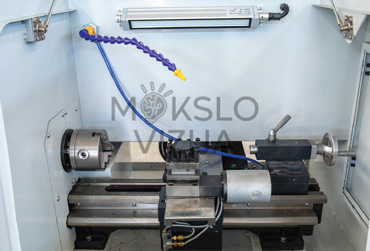 Kompaktiškos mokomosios CNC tekinimo staklės su apsauginiu gaubtu ir Siemens valdymo sistema.