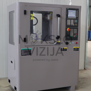 Kompaktiškos mokomosios CNC frezavimo staklės su apsauginiu gaubtu ir Siemens CNC valdymo sistema.