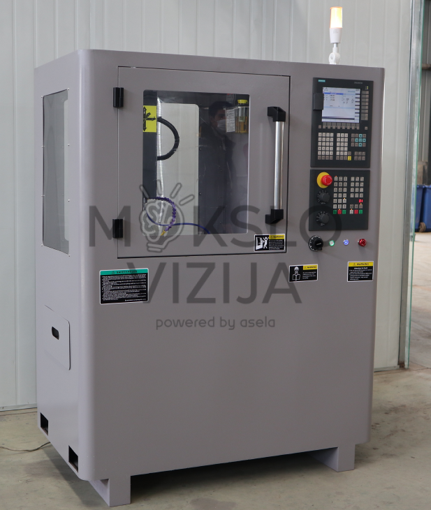 Kompaktiškos mokomosios CNC frezavimo staklės su apsauginiu gaubtu ir Siemens CNC valdymo sistema.