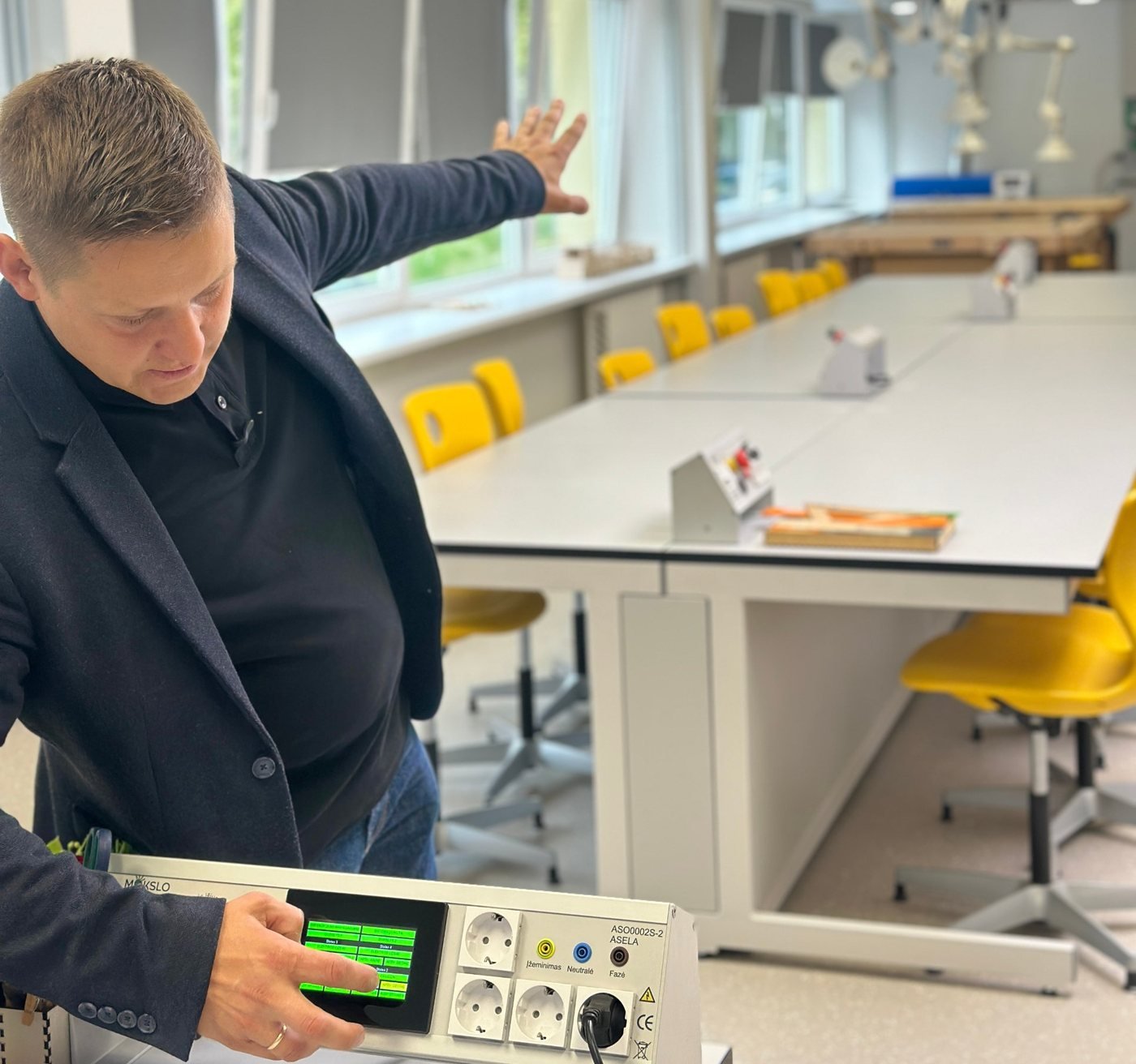 Mokslo Vizijos atstovas rodo įrengtą laboratoriją su Lietuvoje pagamintu valdymo pultu